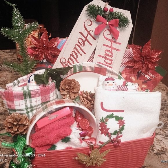 Home for the holidays festive custom gift basket - Picture 3 of 5